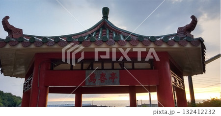 夕焼けと東屋 132412232