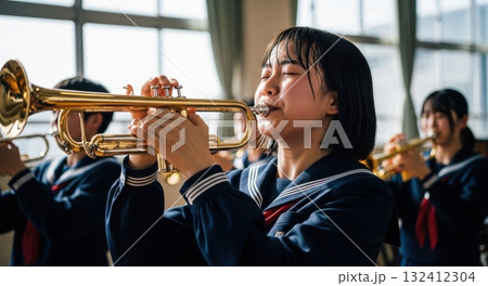目を閉じてトランペットを演奏する女子高生（吹奏楽部） 132412304