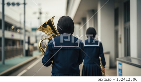 楽器を持って歩く女子高生の後ろ姿(セーラー服) 楽器を持って歩く女子高生の後ろ姿(セーラー服) 132412306