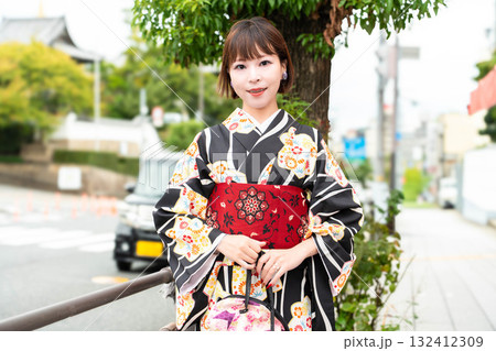 逢坂に立つ日本女性 逢坂に立つ日本女性 132412309