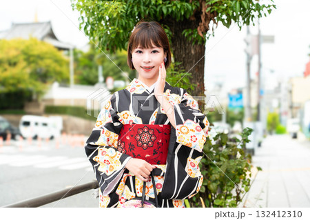 逢坂に立つ日本女性 132412310