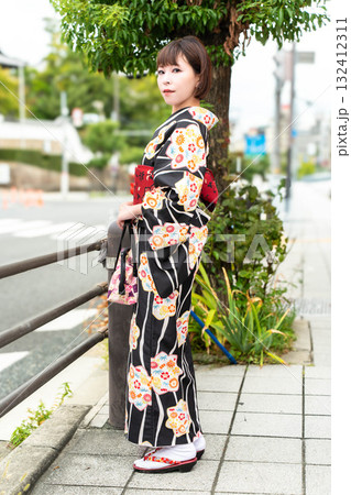 逢坂に立つ日本女性 132412311