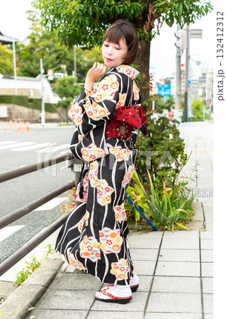 逢坂に立つ日本女性 逢坂に立つ日本女性 132412312