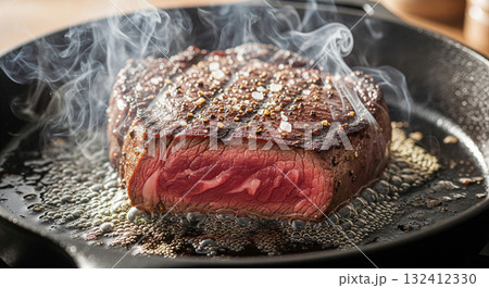 焼きたてのステーキのシズル画像 132412330
