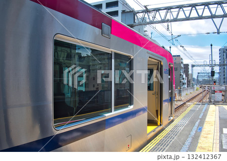 京王線 新宿行き 電車 府中駅 京王 5000系 京王線 新宿行き 回送 電車 京王線 新宿行き 電車 府中駅 京王 5000系 京王線 新宿行き 回送 電車 132412367