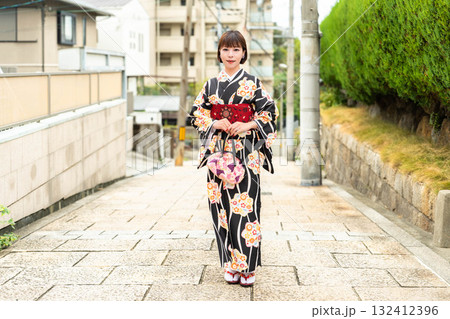 天神坂に立つ日本女性 天神坂に立つ日本女性 132412396