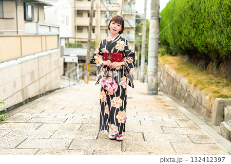 天神坂に立つ日本女性 天神坂に立つ日本女性 132412397