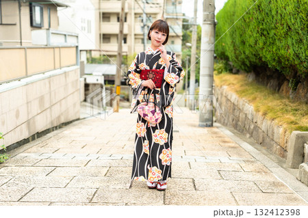 天神坂に立つ日本女性 天神坂に立つ日本女性 132412398