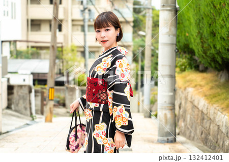 天神坂に立つ日本女性 132412401