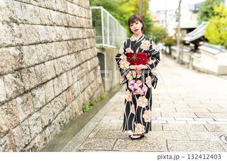 天神坂に立つ日本女性 132412403