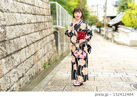 天神坂に立つ日本女性 132412404