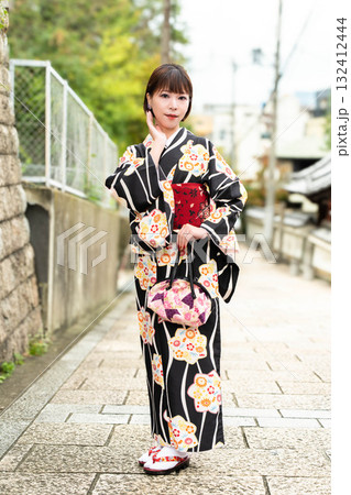 天神坂に立つ日本女性 天神坂に立つ日本女性 132412444