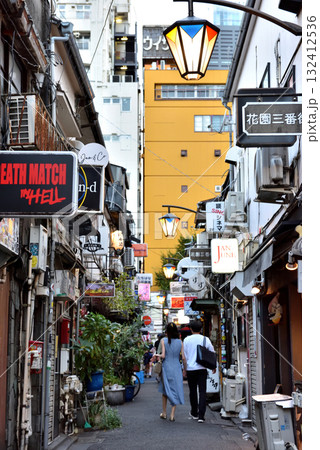 昼間は外国人観光客もまばらな新宿ゴールデン街 132412536