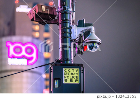 日本の東京都市景観　街角の防犯カメラ。渋谷スクランブル交差点のCCTV防犯カメラPOLICE警視庁 132412555