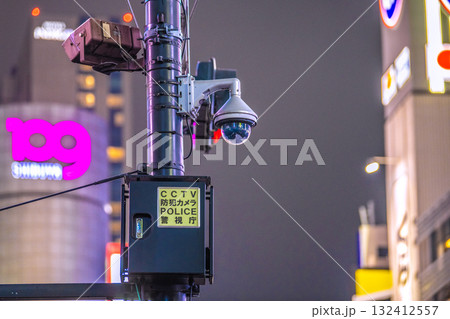 日本の東京都市景観　街角の防犯カメラ。渋谷スクランブル交差点のCCTV防犯カメラPOLICE警視庁 132412557