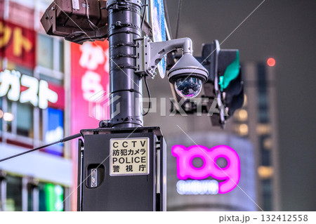 日本の東京都市景観　街角の防犯カメラ。渋谷スクランブル交差点のCCTV防犯カメラPOLICE警視庁 132412558