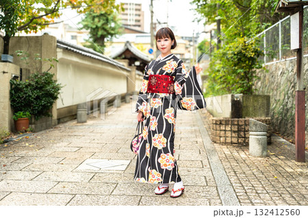 天神坂に立つ日本女性 132412560