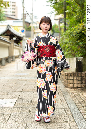 天神坂に立つ日本女性 天神坂に立つ日本女性 132412561