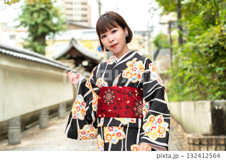 天神坂に立つ日本女性 天神坂に立つ日本女性 132412564