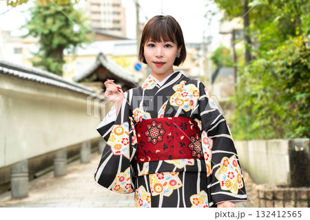 天神坂に立つ日本女性 天神坂に立つ日本女性 132412565