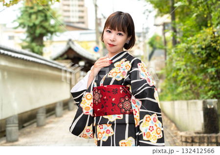 天神坂に立つ日本女性 132412566