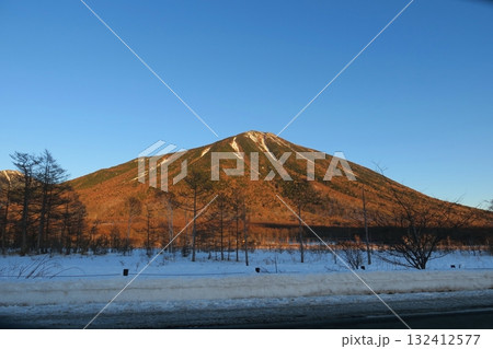 真冬の戦場ヶ原から見た男体山の夕焼け 132412577
