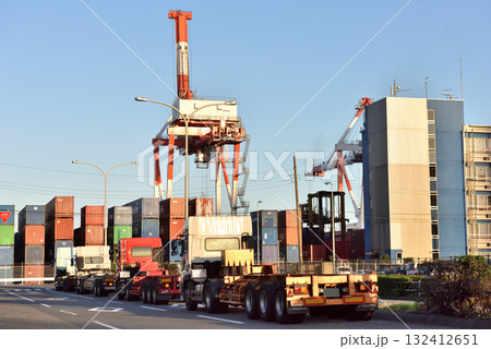 夕刻近くの品川ふ頭 132412651