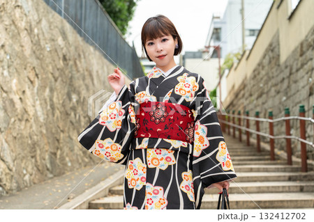 清水坂に立つ日本女性 清水坂に立つ日本女性 132412702