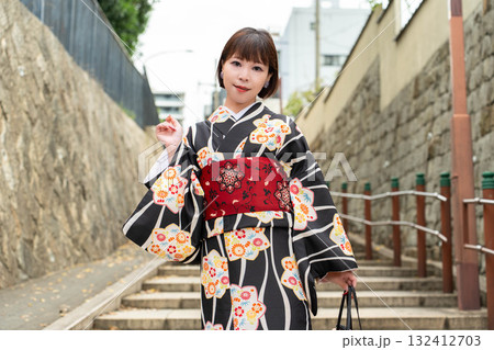 清水坂に立つ日本女性 清水坂に立つ日本女性 132412703