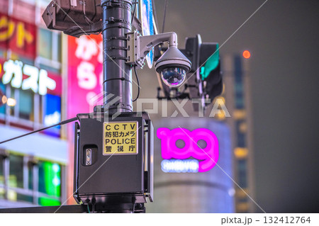 日本の東京都市景観　街角の防犯カメラ。渋谷スクランブル交差点のCCTV防犯カメラPOLICE警視庁 132412764
