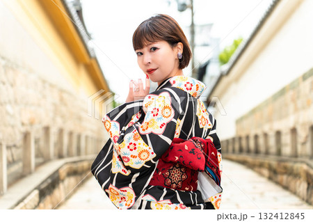 源聖寺坂に立つ日本女性 132412845
