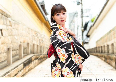 源聖寺坂に立つ日本女性 132412890