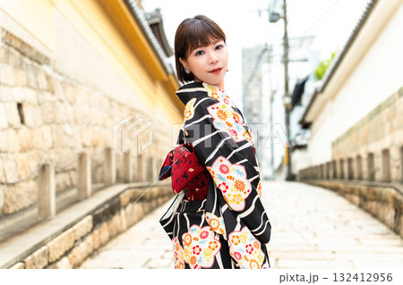 源聖寺坂に立つ日本女性 132412956