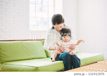 リビングで赤ちゃんを抱くおばあちゃん 132412970