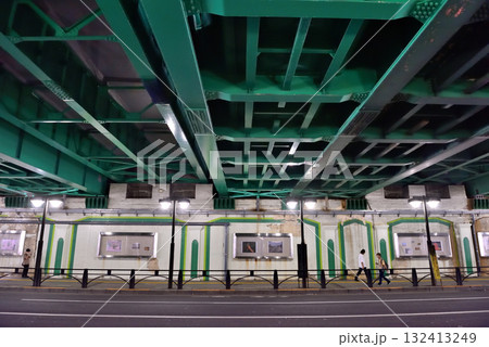 中野駅南口と北口を結ぶガード下の景色 132413249