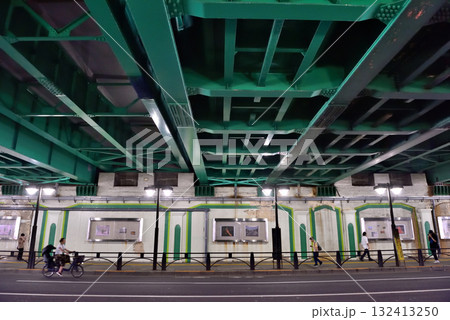 中野駅南口と北口を結ぶガード下の景色 中野駅南口と北口を結ぶガード下の景色 132413250