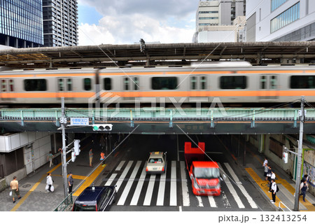 JR中野駅に到着する中央線快速電車 132413254