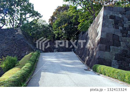 旧江戸城(皇居)の汐見坂【東京都千代田区】 旧江戸城(皇居)の汐見坂【東京都千代田区】 132413324