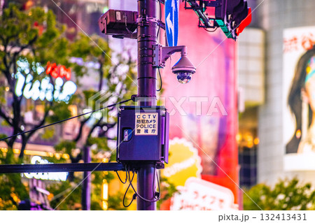 日本の東京都市景観　街角の防犯カメラ。渋谷スクランブル交差点のCCTV防犯カメラPOLICE警視庁 132413431
