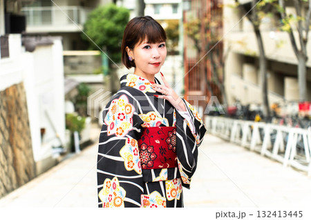 真言坂に立つ日本女性 132413445