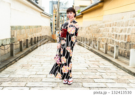 源聖寺坂に立つ日本女性 132413530