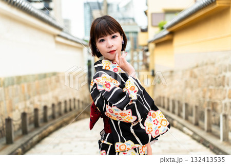 源聖寺坂に立つ日本女性 132413535