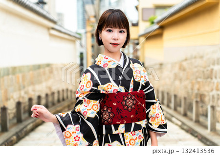 源聖寺坂に立つ日本女性 132413536