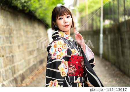 愛染坂に立つ日本女性 132413617