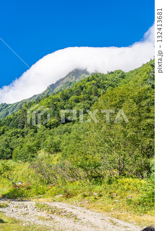 白根御池小屋から見上げる雲に覆われた北岳　南アルプスの北岳登山 132413681