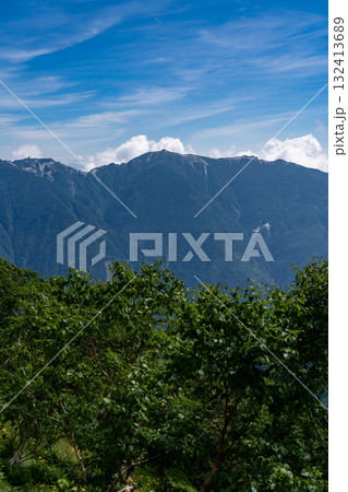 北岳の草スベリ登山道から見る鳳凰三山の観音ヶ岳　南アルプスの北岳登山 132413689