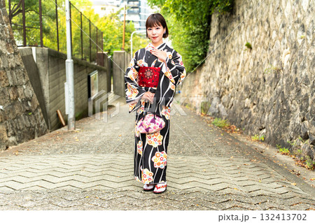 愛染坂に立つ日本女性 愛染坂に立つ日本女性 132413702