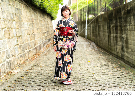 愛染坂に立つ日本女性 愛染坂に立つ日本女性 132413760