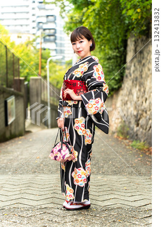 愛染坂に立つ日本女性 愛染坂に立つ日本女性 132413832