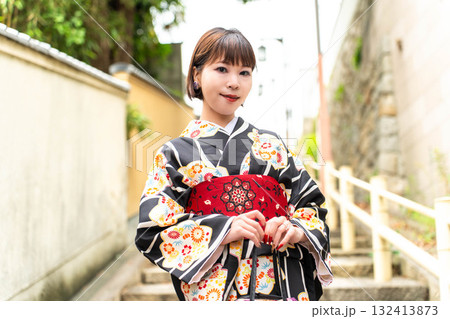 口縄坂に立つ日本女性 口縄坂に立つ日本女性 132413873